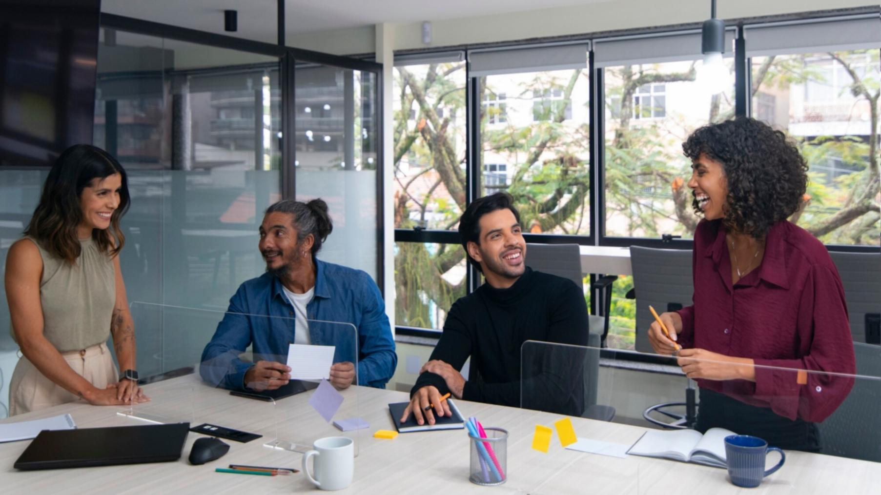 Equipo trabajando en análisis financiero